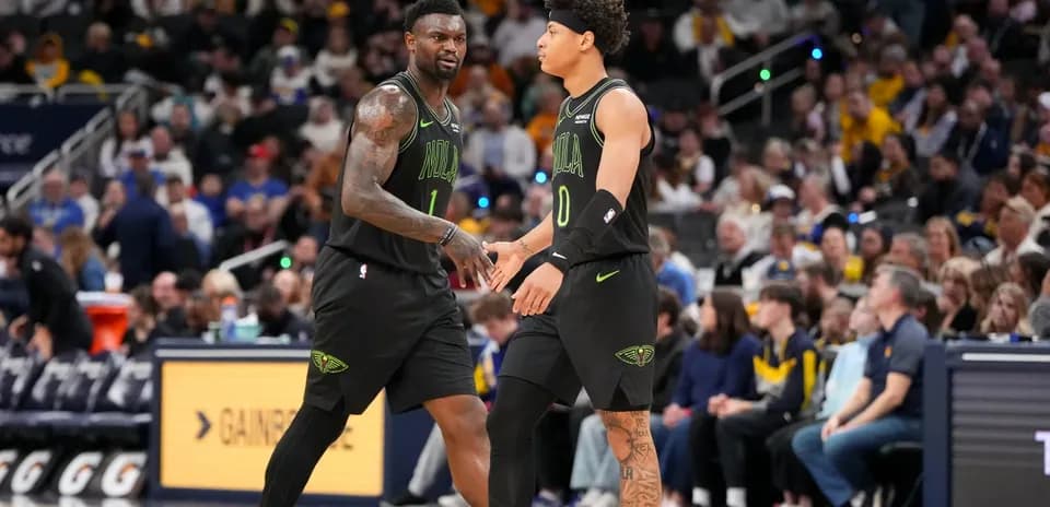 Joueurs de basket en discussion sur le terrain