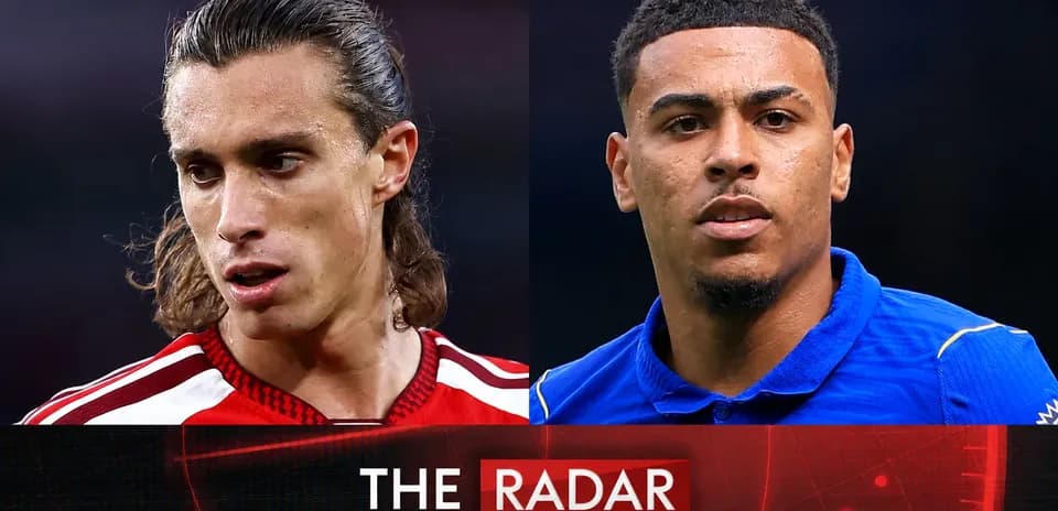 Deux joueurs de football en gros plan sur fond graphique