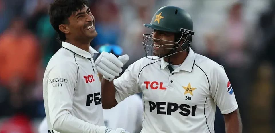 Deux joueurs de cricket se félicitant sur le terrain