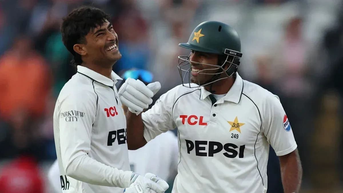 Deux joueurs de cricket se félicitant sur le terrain