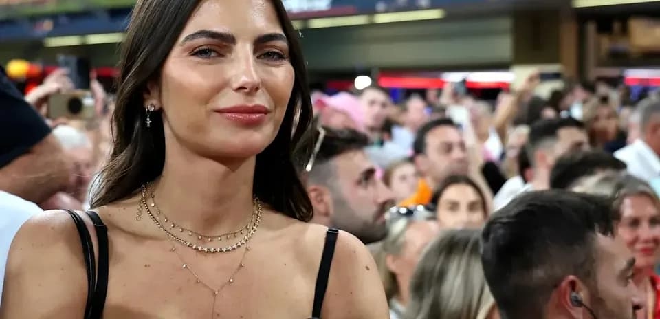 Femme souriante dans une foule lors d'un événement