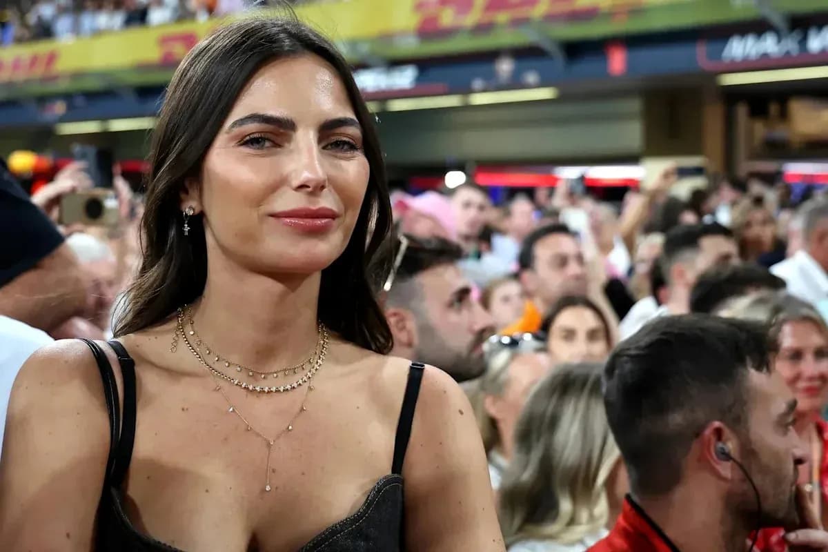 Femme souriante dans une foule lors d'un événement