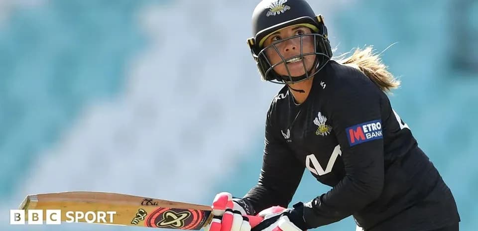 Joueuse de cricket prête à frapper avec batte