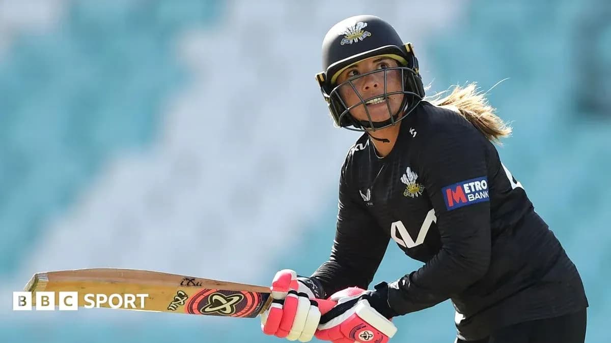 Joueuse de cricket prête à frapper avec batte