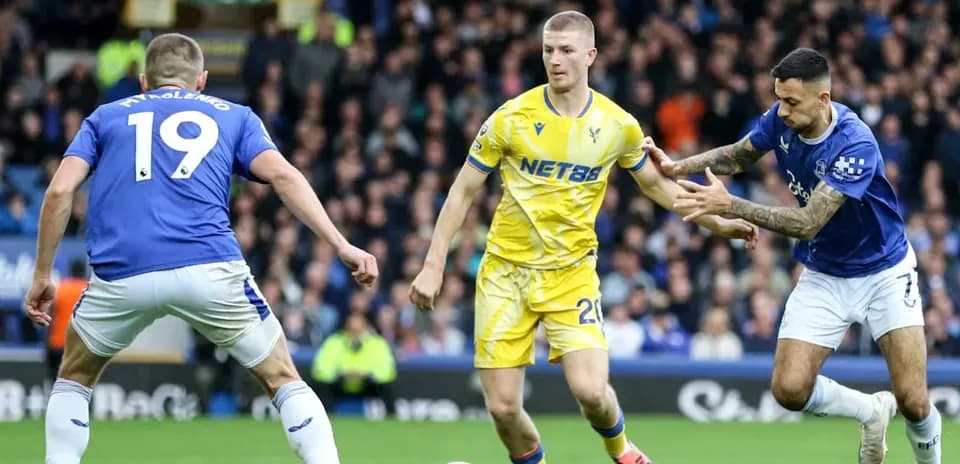 Trois joueurs en action lors d'un match de football