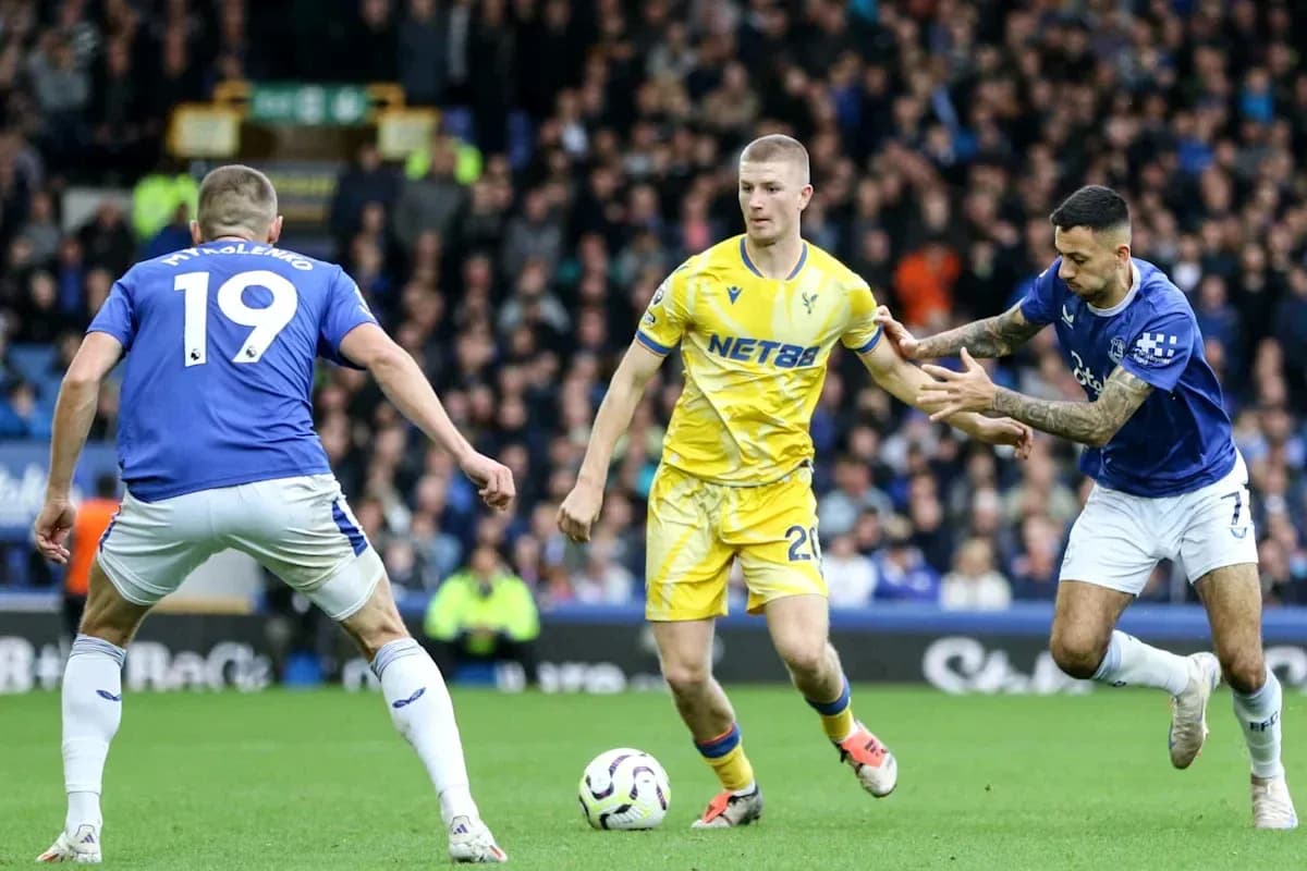 Trois joueurs en action lors d'un match de football
