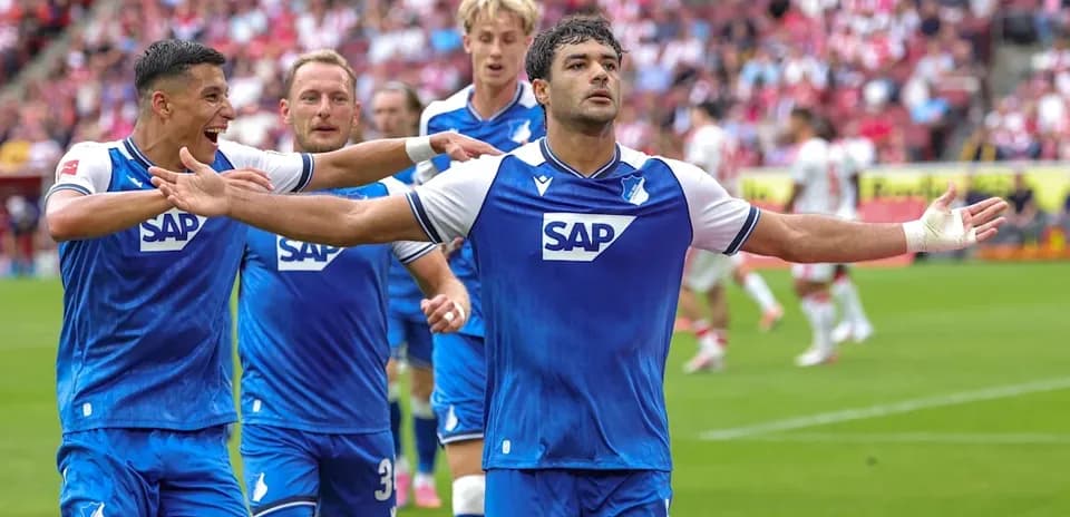 Joueurs de Hoffenheim célébrant un but ensemble