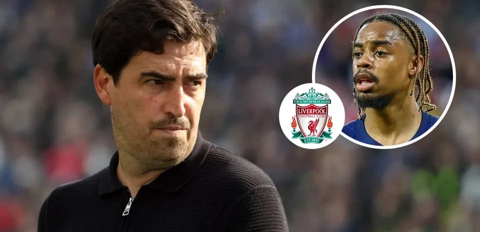 Entraîneur observant un joueur avec logo Liverpool