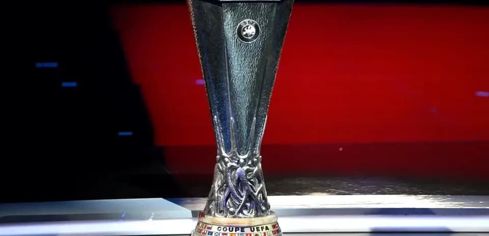 Trophée de la Ligue Europa sur un podium