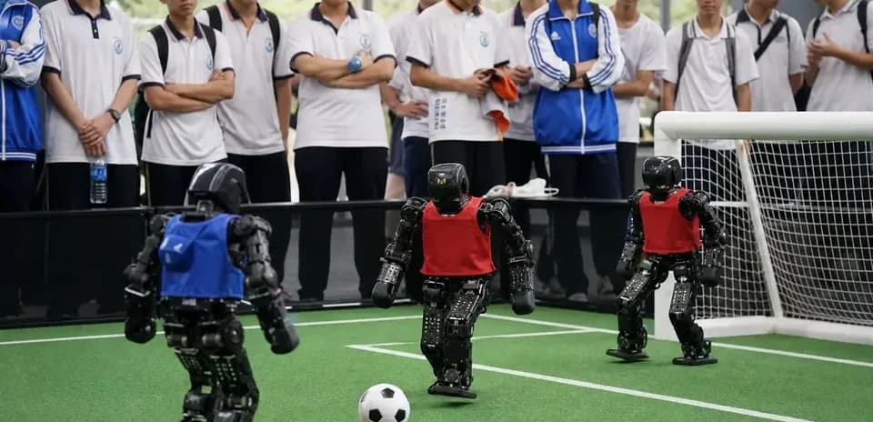 Des robots jouant au football devant des spectateurs