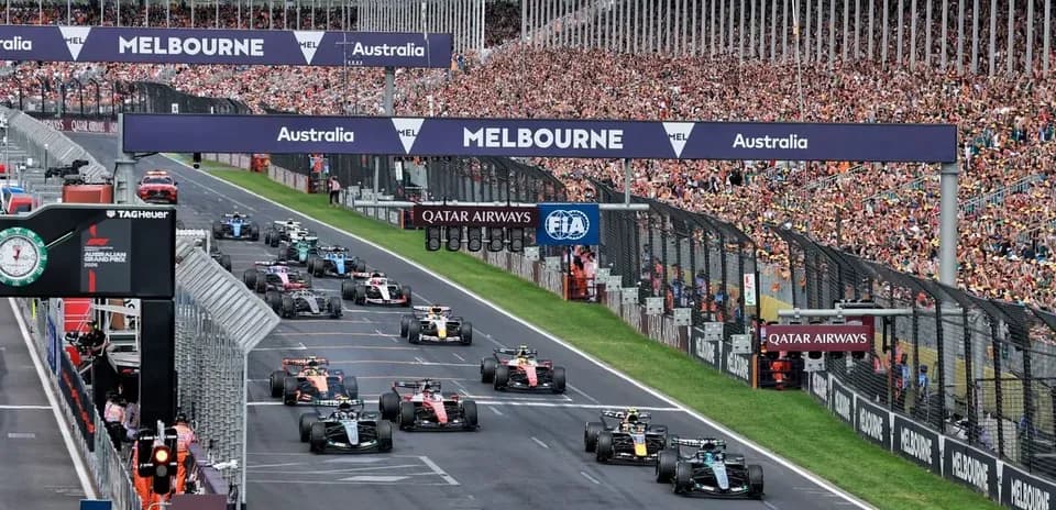 Voitures de F1 s'élançant sur la piste à Melbourne