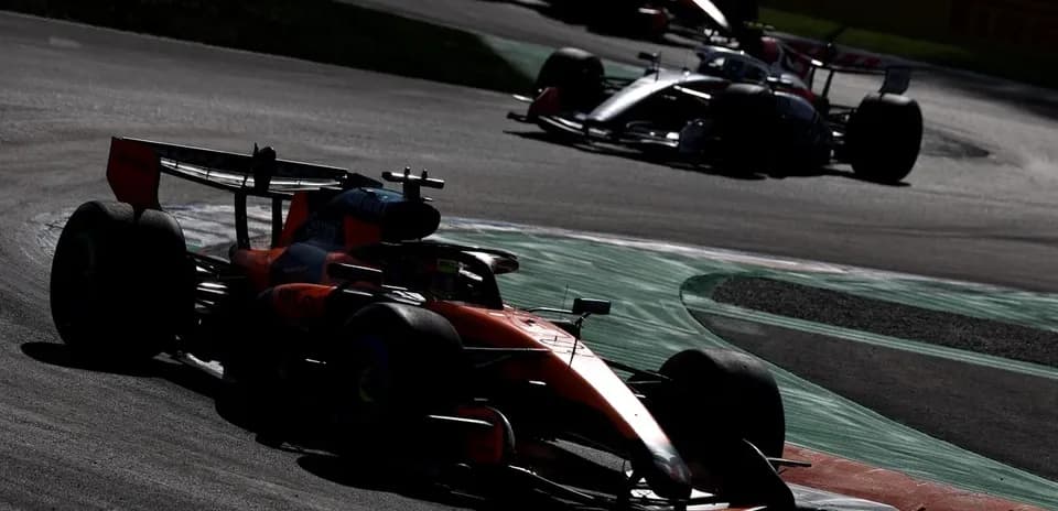 Voiture de F1 en pleine course sur circuit