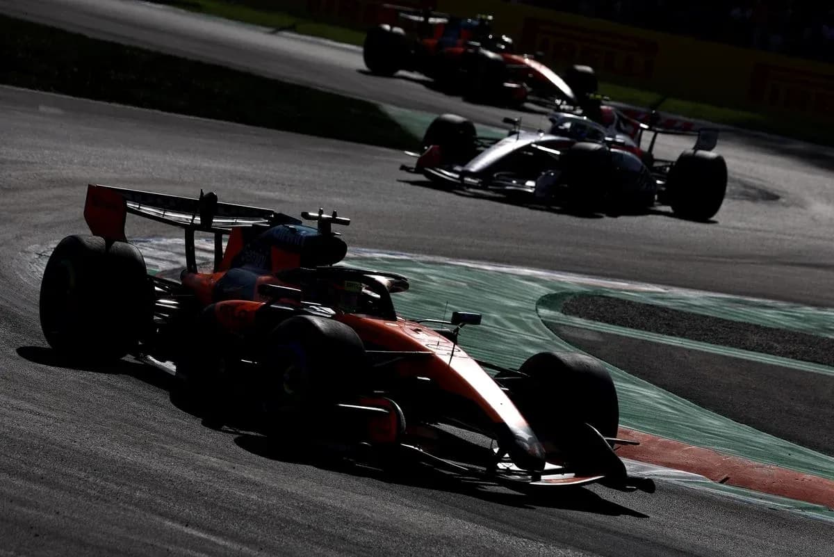 Voiture de F1 en pleine course sur circuit