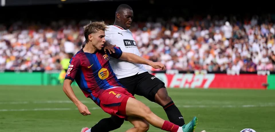 Joueur du FC Barcelone en duel avec un adversaire