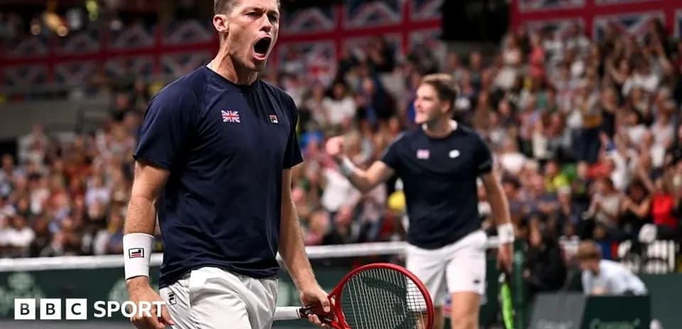 Joueur de tennis célébrant une victoire sur le court