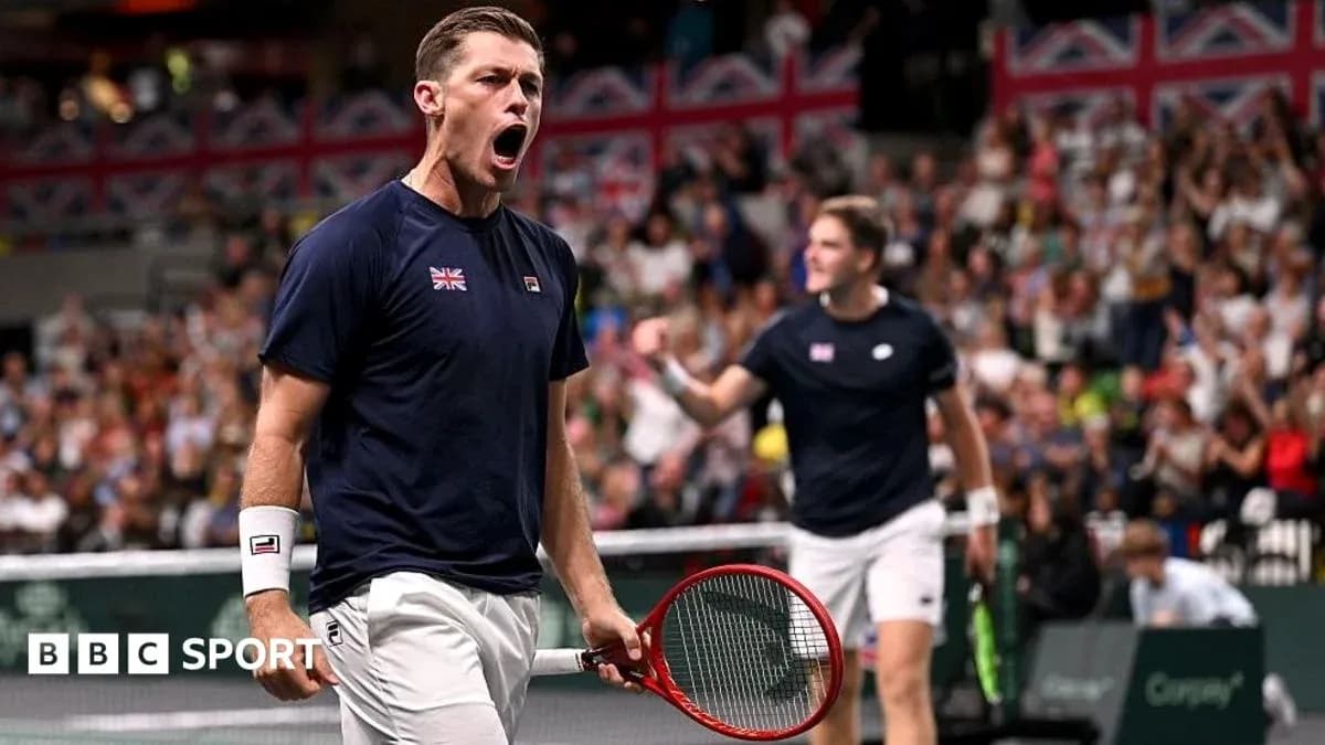 Joueur de tennis célébrant une victoire sur le court