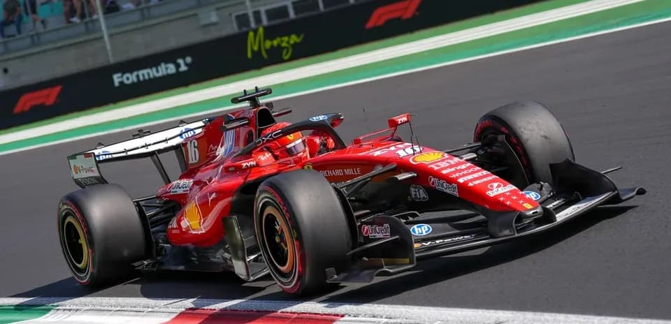 Voiture de F1 Ferrari en action sur circuit
