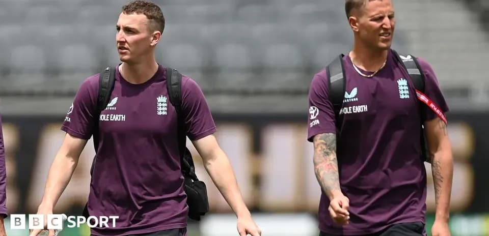 Deux joueurs anglais entrant sur le terrain de cricket