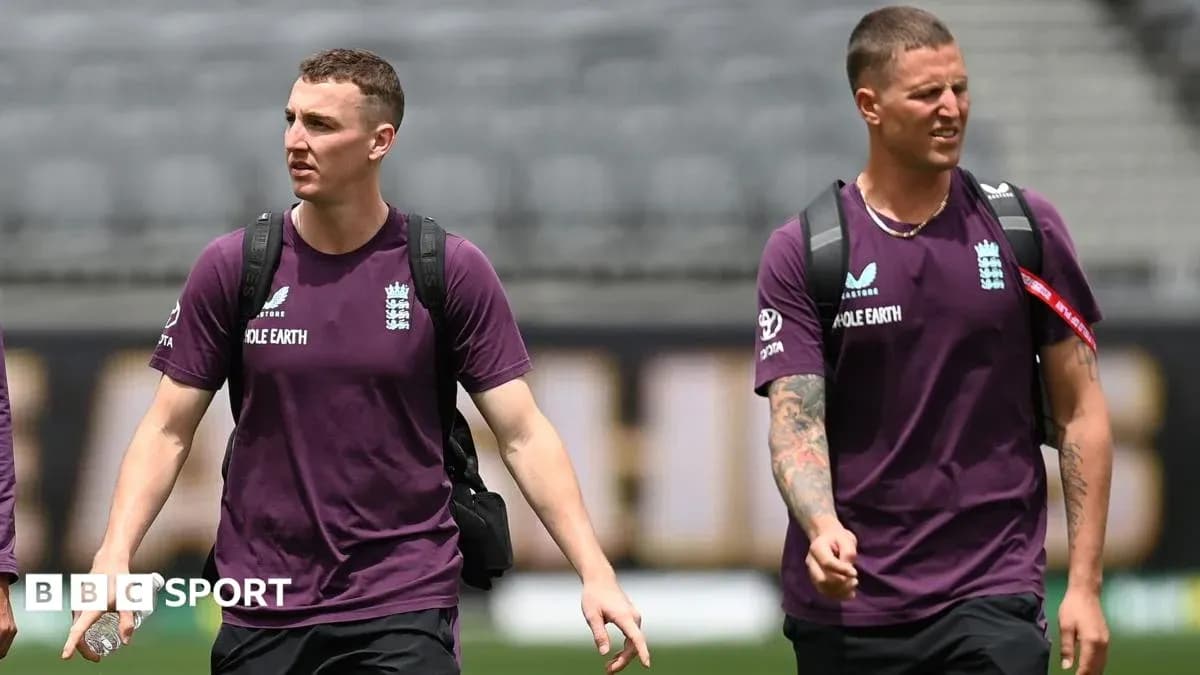 Deux joueurs anglais entrant sur le terrain de cricket