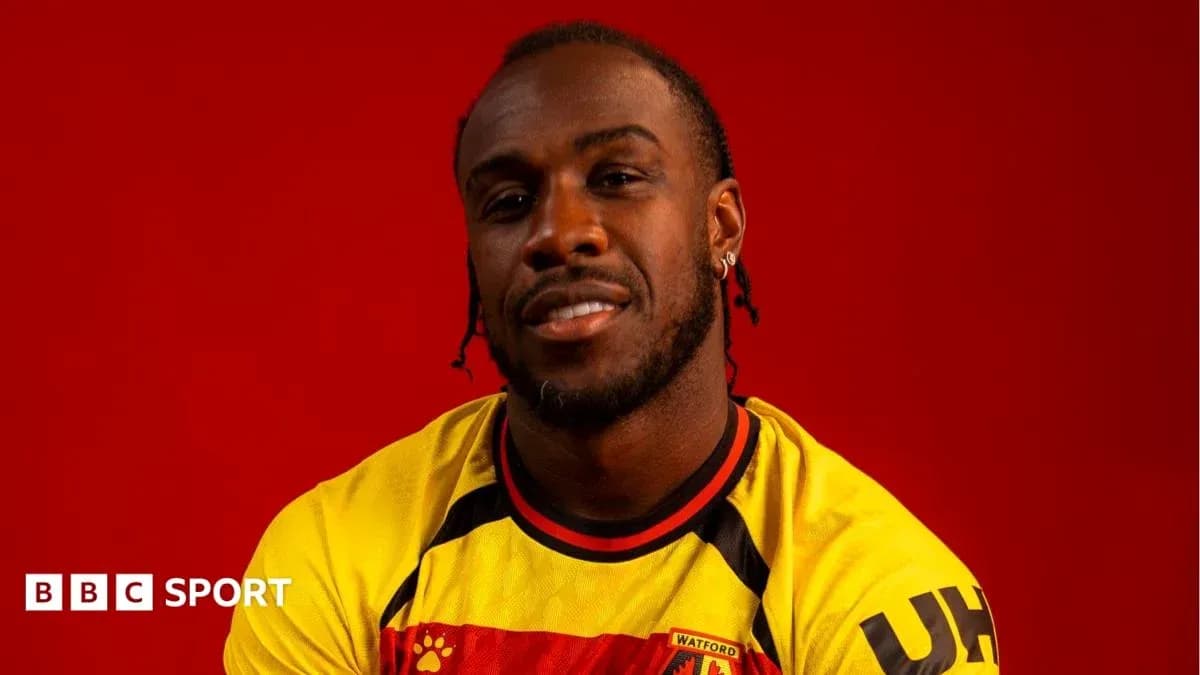 Joueur portant le maillot de Watford sur fond rouge
