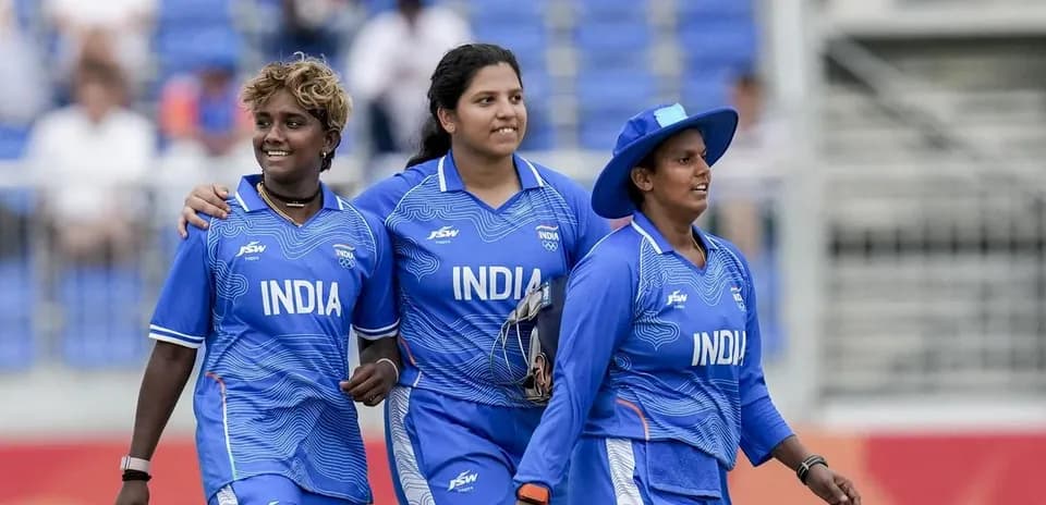 Trois joueuses de cricket indiennes marchant sur le terrain