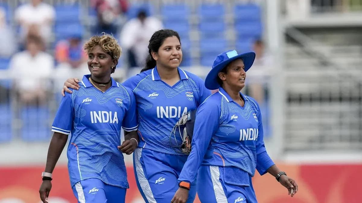 Trois joueuses de cricket indiennes marchant sur le terrain