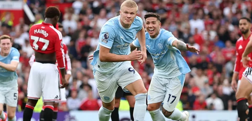 Joueurs de Manchester City célébrant un but marqué