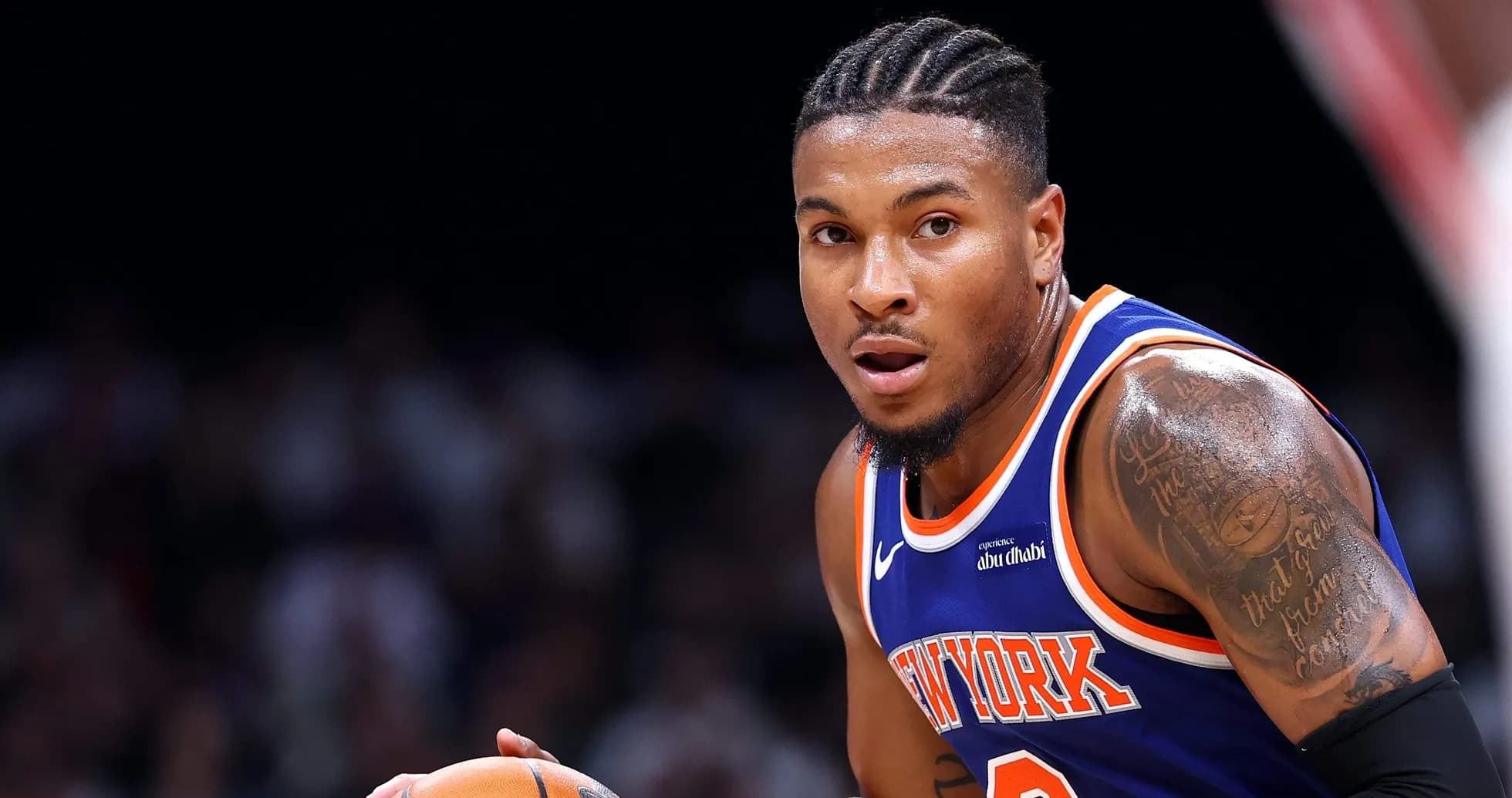Joueur de basketball avec le ballon sur le terrain