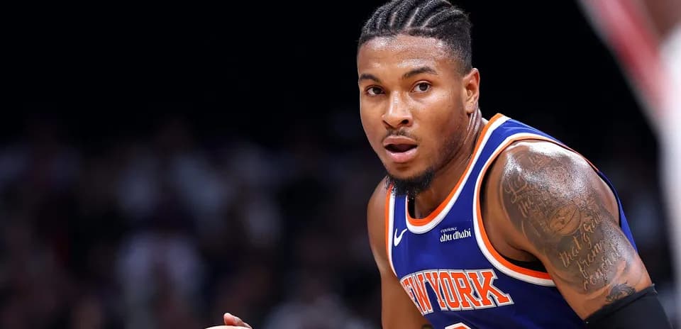 Joueur de basketball avec le ballon sur le terrain