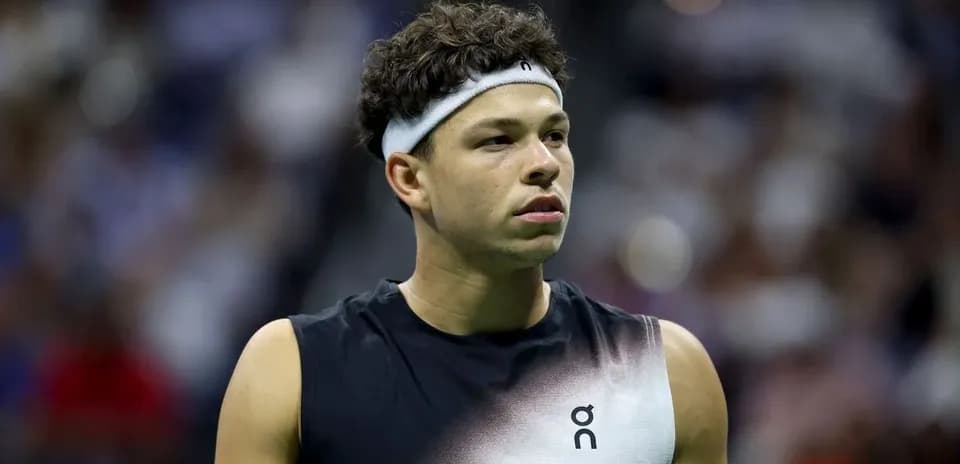 Joueur de tennis en tenue de match sur court