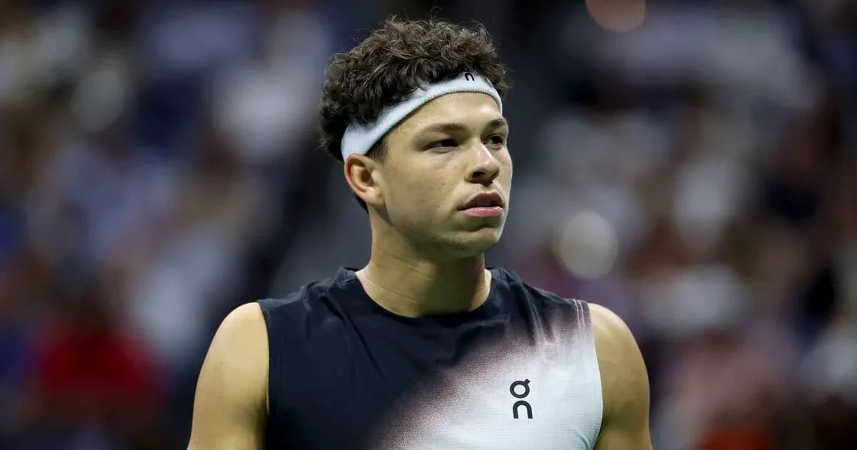 Joueur de tennis en tenue de match sur court