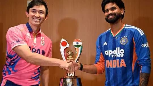 Joueurs de cricket de Japon et Inde serrant la main