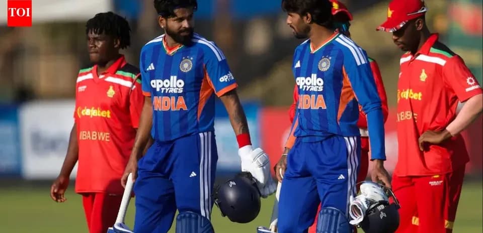 Joueurs indiens marchant sur le terrain de cricket