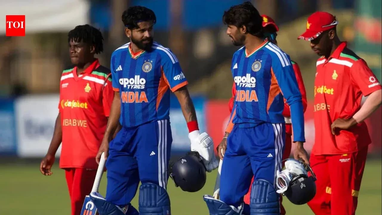 Joueurs indiens marchant sur le terrain de cricket