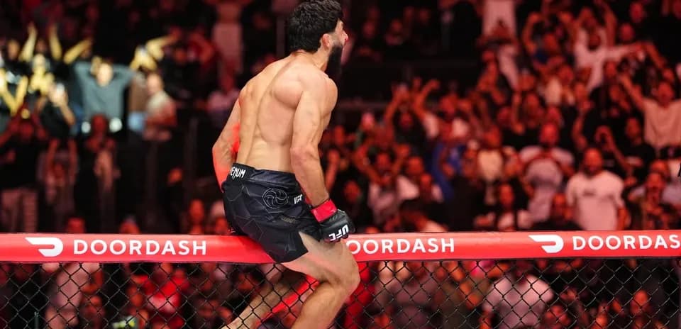 L'athlète célèbre sa victoire dans la cage