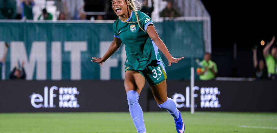 Joueuse célébrant un but lors d'un match de soccer