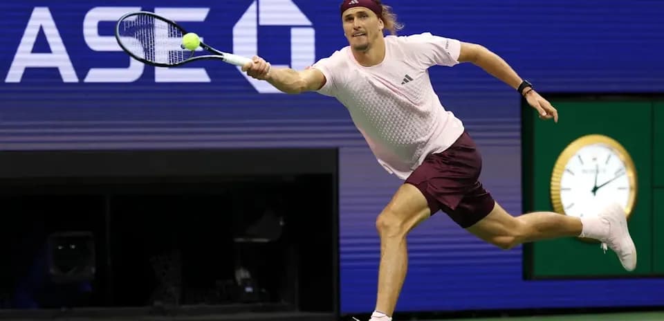 Joueur de tennis en train de frapper une balle