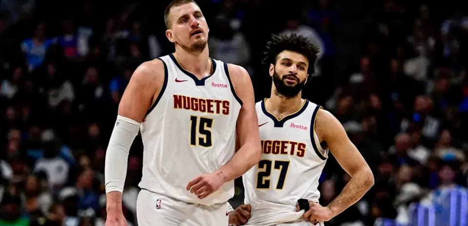 Joueurs des Nuggets marchant sur le terrain