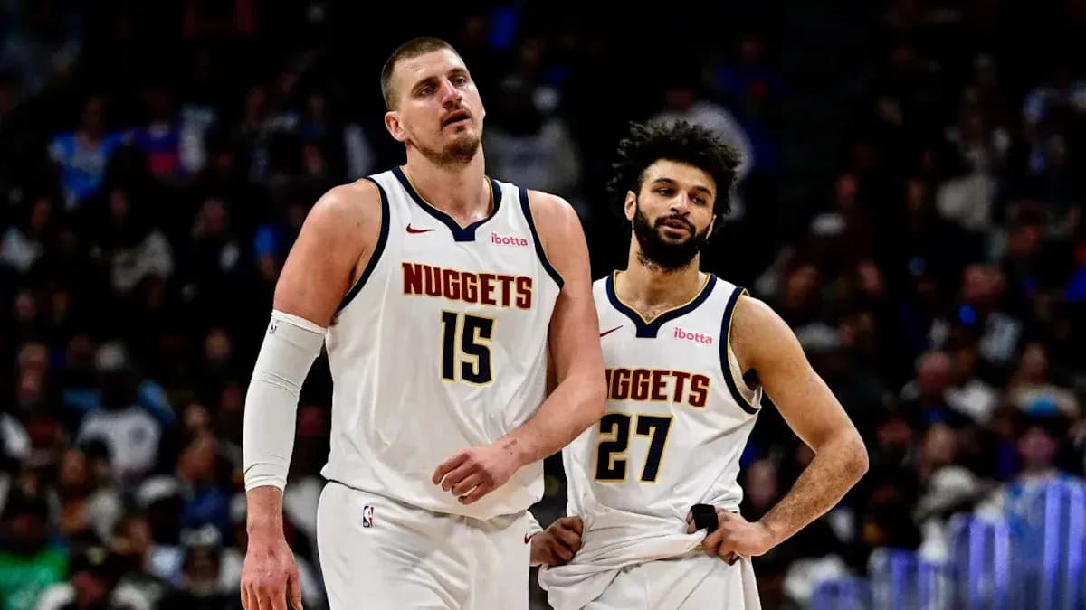 Joueurs des Nuggets marchant sur le terrain