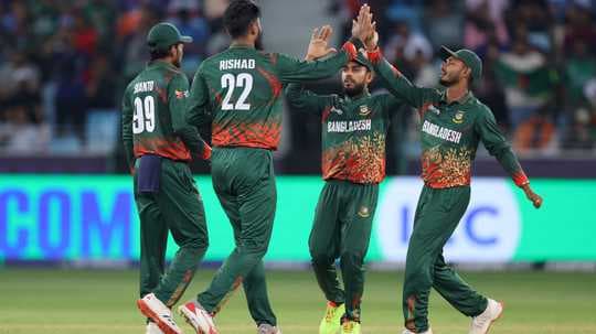 Joueurs du Bangladesh célébrant un wicket ensemble
