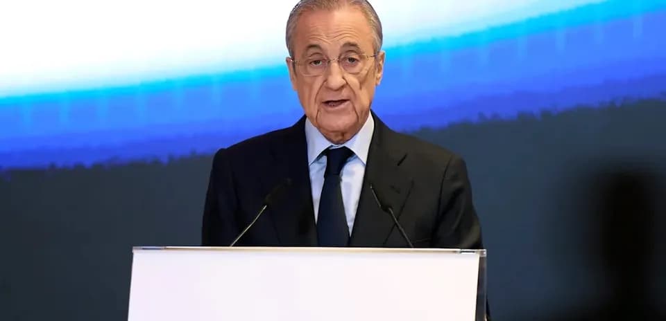 Président parlant au podium lors d'une conférence