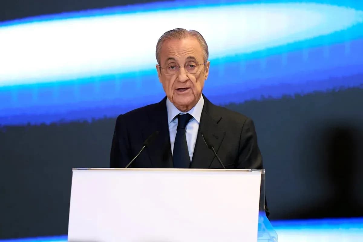 Président parlant au podium lors d'une conférence