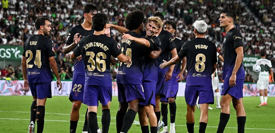 Joueurs de l'équipe célébrant un but ensemble