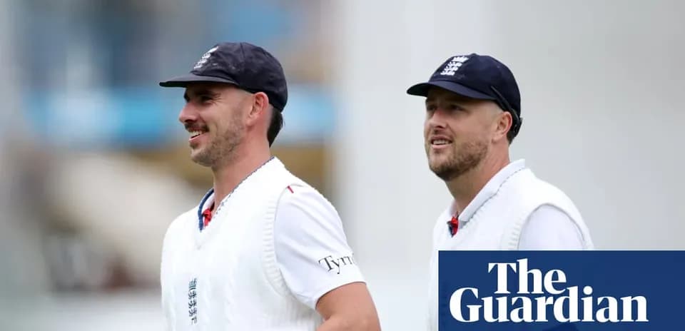 Deux joueurs de cricket marchant sur le terrain