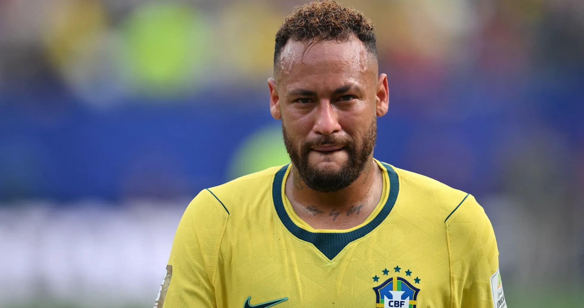 Neymar en maillot du Brésil sur le terrain
