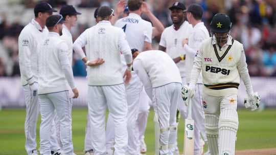 Joueurs de cricket célébrant après un wicket pris