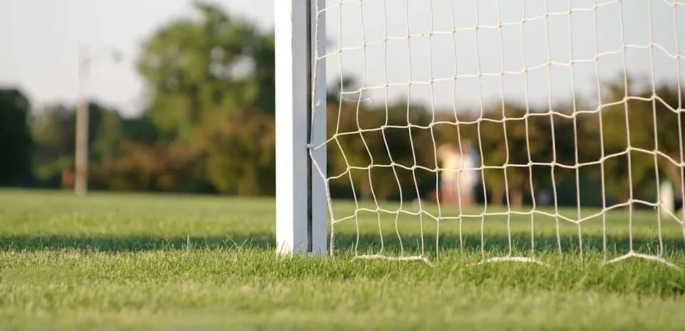 But de football avec un filet sur le terrain