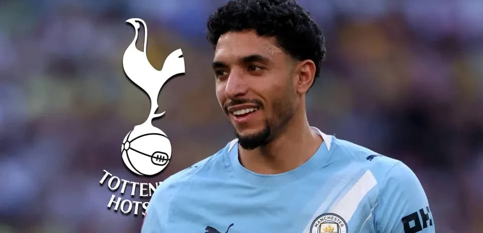 Joueur souriant en maillot de Manchester City
