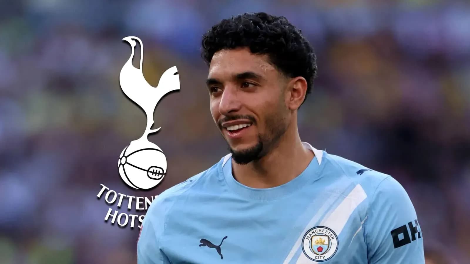Joueur souriant en maillot de Manchester City