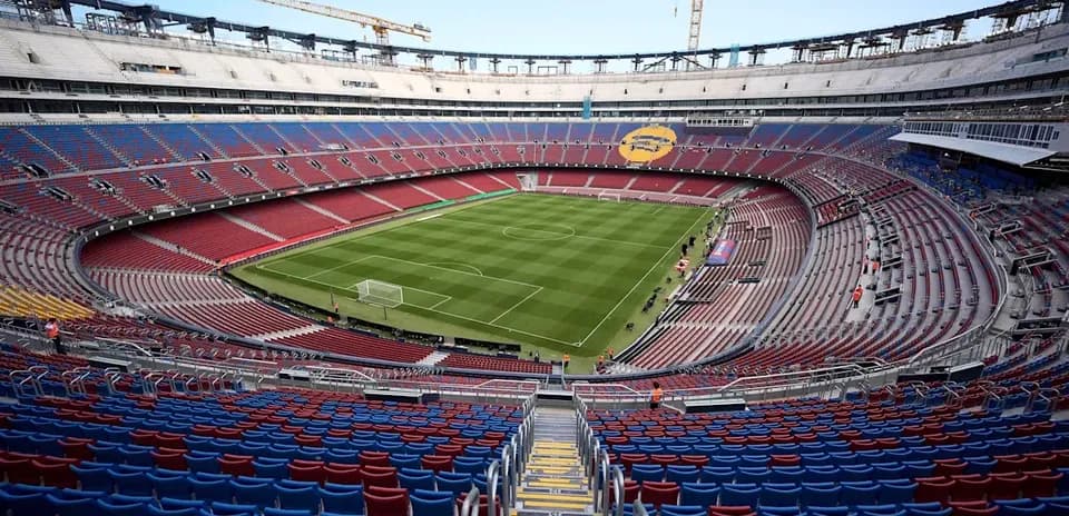 Vue du stade Camp Nou avec terrain de football